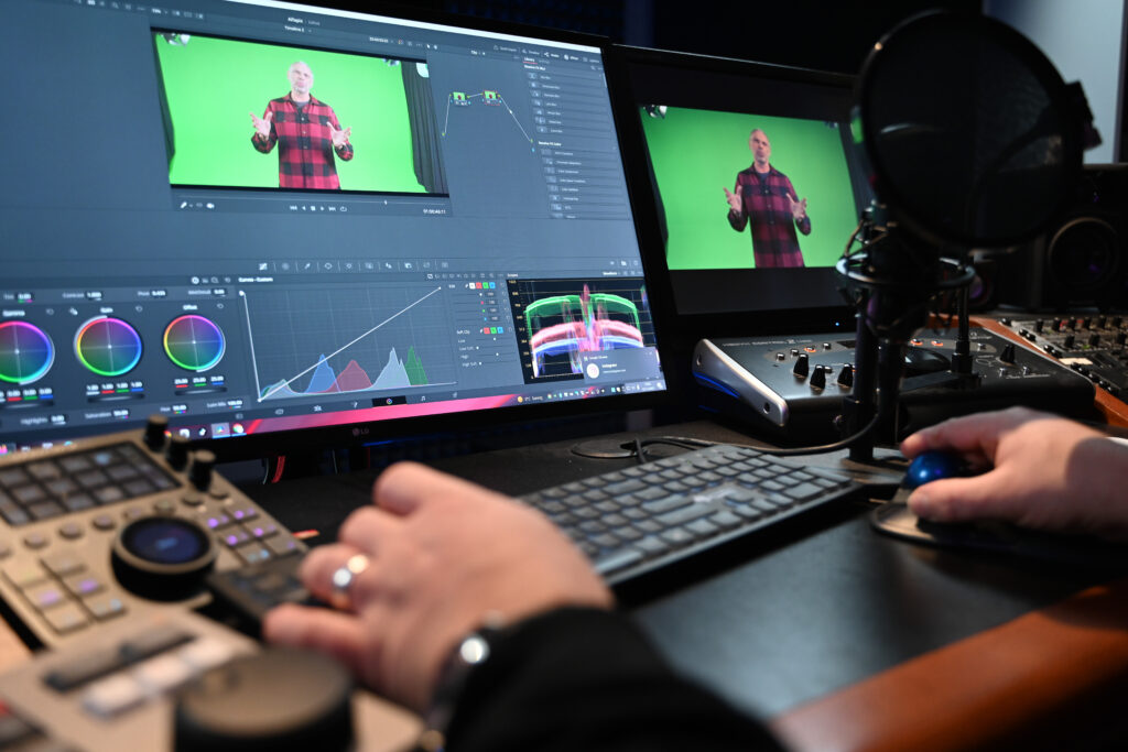 Beim Filmschnitt in der Werbeagentur
