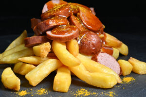 Fotografie von Currywurst und Pommes Im Fotostudio